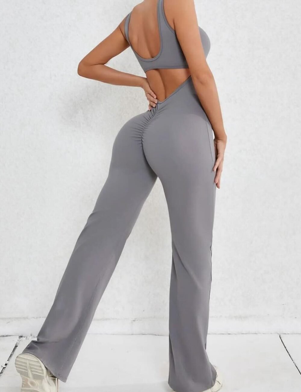 Conjunto con espalda en V